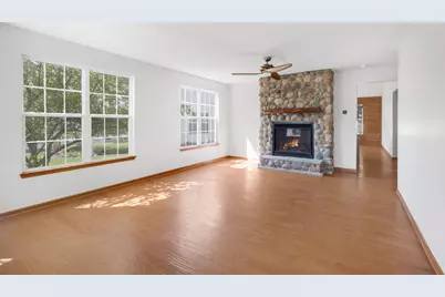 900 Scottsdale Drive, Hampshire, IL 60140 - Photo 5