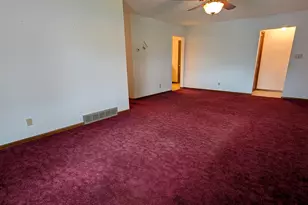1364 Empire Ct, Freeport, IL 61032 - Photo 7
