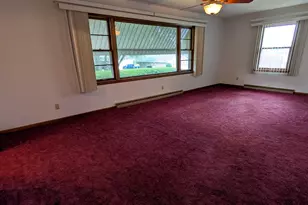 1364 Empire Ct, Freeport, IL 61032 - Photo 3