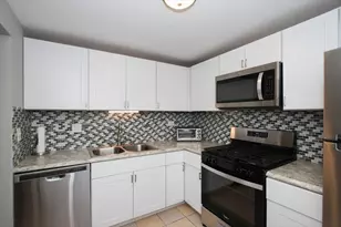 204 Shattuck Ct, Schaumburg, IL 60194 - Photo 3