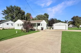 731 N Waddell Ave, Freeport, IL 61032 - Photo 1