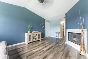 1011 Sommerset Ct, Elgin, IL 60120 - Photo 3