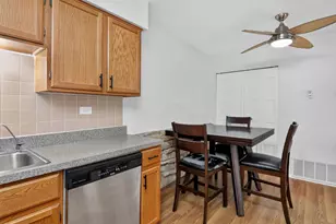 608 Waterford Rd S, Schaumburg, IL 60193 - Photo 5