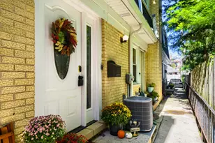 1410 W Sherwin Ave, Chicago, IL 60626 - Photo 1