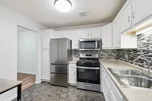 9s110 Lake Dr, Willowbrook, IL 60527 - Photo 5