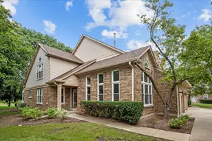 352 Satinwood Ct N, Buffalo Grove, IL 60089 - Photo 1