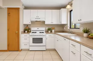 6050 Lake Bluff Dr, Tinley Park, IL 60477 - Photo 5