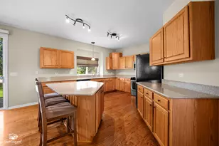 539 Capital Ln, Gurnee, IL 60031 - Photo 9