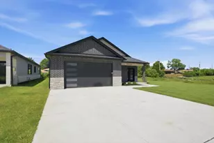 10718 S Worth Ave, Worth, IL 60482 - Photo 3