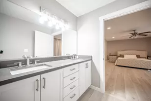 129 Millis Ln, Schaumburg, IL 60193 - Photo 11