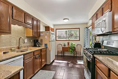 3 Creekside Circle #B, Elgin, IL 60123 - Photo 7