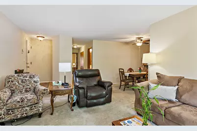 3 Creekside Circle #B, Elgin, IL 60123 - Photo 5