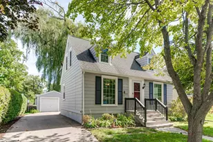 221 N Prairie Ave, Mundelein, IL 60060 - Photo 1