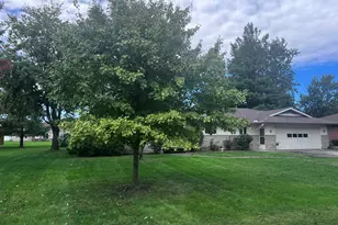 526 N 4th St, Cissna Park, IL 60924 - Photo 3