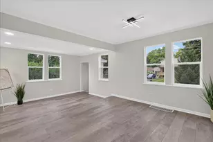 211 N Graylynn Dr, Mount Prospect, IL 60056 - Photo 3