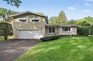 940 Ridgeland Ave, Mundelein, IL 60060 - Photo 1