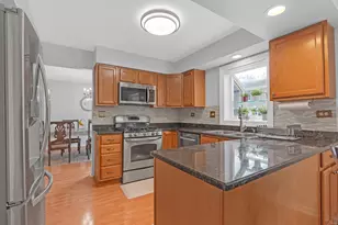 320 E Fox Hill Dr, Buffalo Grove, IL 60089 - Photo 11
