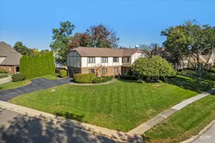 13 Windwood Dr, Sugar Grove, IL 60554 - Photo 1