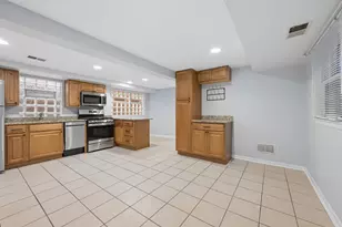 1510 W Addison St, Chicago, IL 60613 - Photo 11