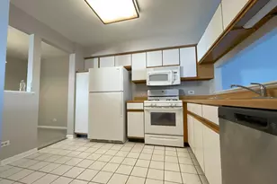 620 Cobblestone Ct, Elgin, IL 60120 - Photo 5