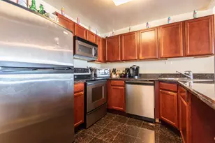 525 W Hawthorne Pl, Chicago, IL 60657 - Photo 3