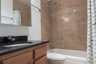 525 W Hawthorne Pl, Chicago, IL 60657 - Photo 5