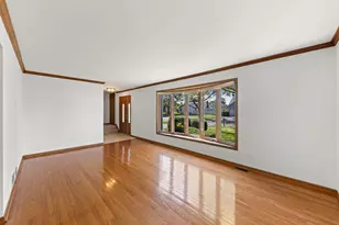 8421 Chelsea Ln, Woodridge, IL 60517 - Photo 3