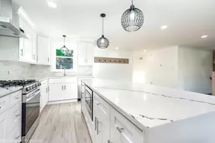 8933 S Oakwood Dr, Hickory Hills, IL 60457 - Photo 9