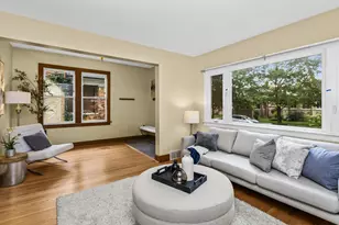 2626 W Morse Ave, Chicago, IL 60645 - Photo 3