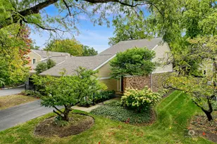 2098 Creekside Dr, Wheaton, IL 60189 - Photo 3