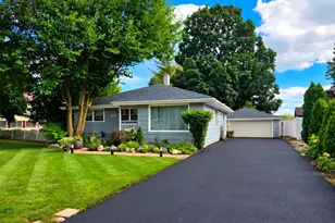 605 E Maple Ave, Mundelein, IL 60060 - Photo 1