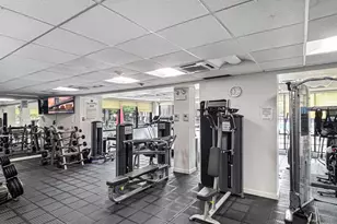 3930 N Pine Grove Ave, Chicago, IL 60613 - Photo 15
