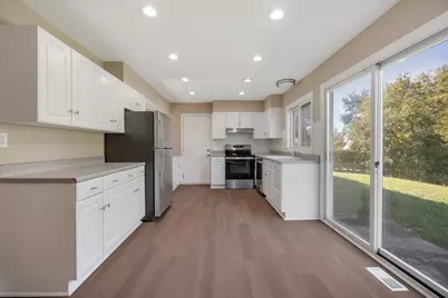 410 N Braintree Drive, Schaumburg, IL 60194 - Photo 9