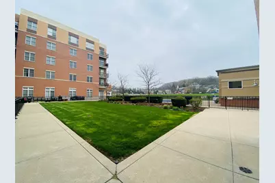300 Village Circle #404, Willow Springs, IL 60480 - Photo 5