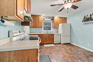 1211 Searle Dr, Normal, IL 61761 - Photo 9