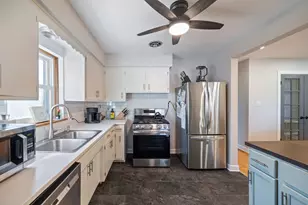 2928 W 98th St, Evergreen Park, IL 60805 - Photo 3