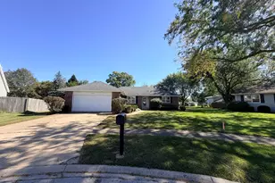 690 E Vicksburg Ct, Bourbonnais, IL 60914 - Photo 1