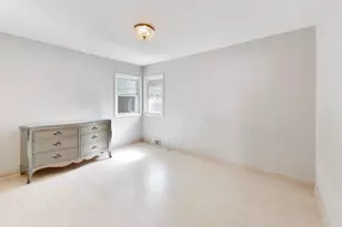 221 S Elmhurst Ave, Mount Prospect, IL 60056 - Photo 15