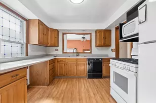 9342 S 81st Ct, Hickory Hills, IL 60457 - Photo 7