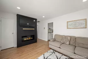 712 Larsen Ave, Streamwood, IL 60107 - Photo 3
