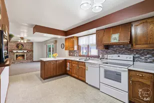 1915 E 1850N Rd, Watseka, IL 60970 - Photo 9