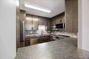 1560 N Sandburg Terrace, Chicago, IL 60610 - Photo 7