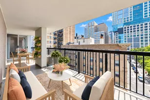 201 E Chestnut St, Chicago, IL 60611 - Photo 3