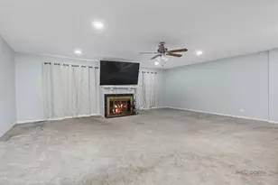 377 E Forest Knoll Dr, Palatine, IL 60074 - Photo 3