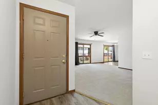 320 Woodridge Cir, South Elgin, IL 60177 - Photo 5