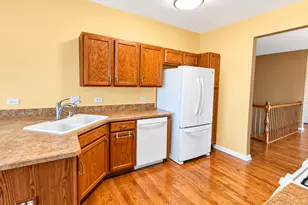 21100 Eugene Siegel Ct, Crest Hill, IL 60403 - Photo 9