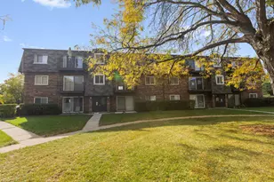 9400 Bay Colony Dr, Des Plaines, IL 60016 - Photo 1