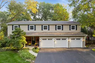 895 Ellynwood Dr, Glen Ellyn, IL 60137 - Photo 1