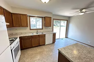 542 N Crystal Ave, Elgin, IL 60123 - Photo 7
