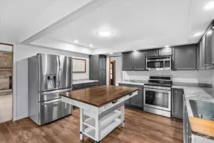 390 L R A Dr, Aurora, IL 60506 - Photo 9